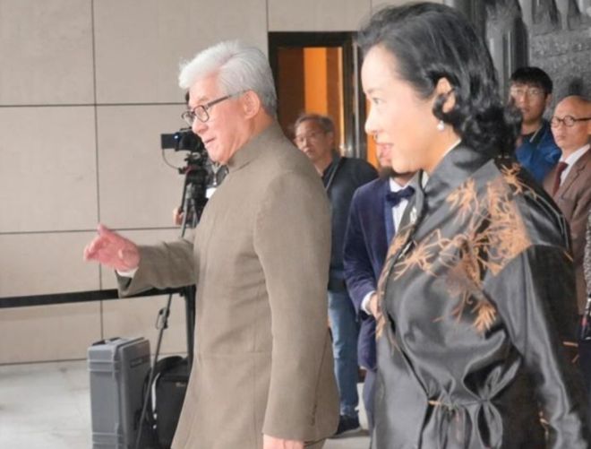 朱玲玲参加郑志亮婚礼！穿中式印花衣尽显端庄之美霍震霆也去了(图1)