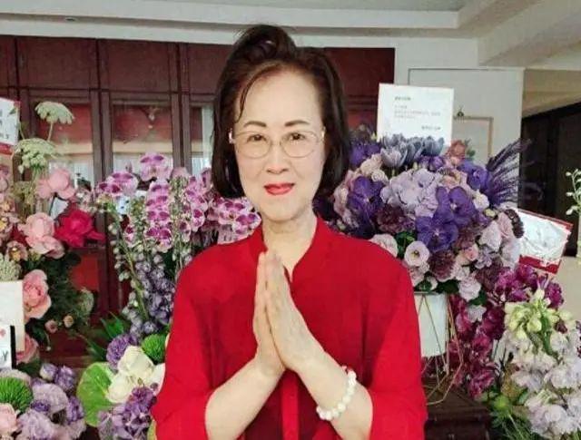 九游体育：琼瑶死因曝光！系一氧化碳中毒窒息而亡离世时穿红色洋装很安详(图2)