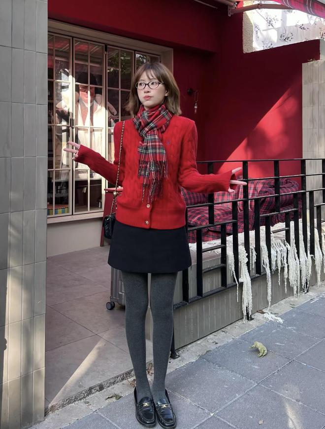 九游体育：把圣诞色系穿身上复古又有氛围感治愈系冬季穿搭get(图1)