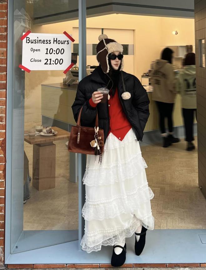 九游体育：把圣诞色系穿身上复古又有氛围感治愈系冬季穿搭get(图3)