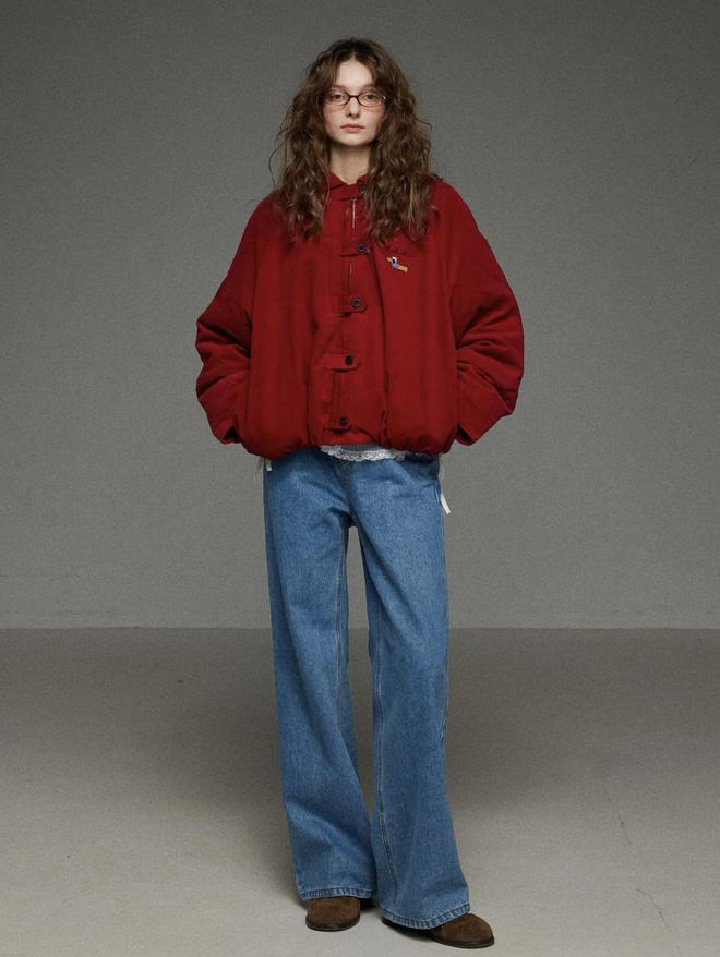 九游体育：把圣诞色系穿身上复古又有氛围感治愈系冬季穿搭get(图4)