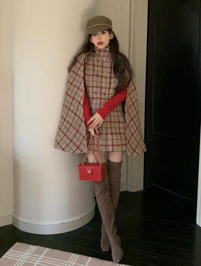九游体育：把圣诞色系穿身上复古又有氛围感治愈系冬季穿搭get(图2)