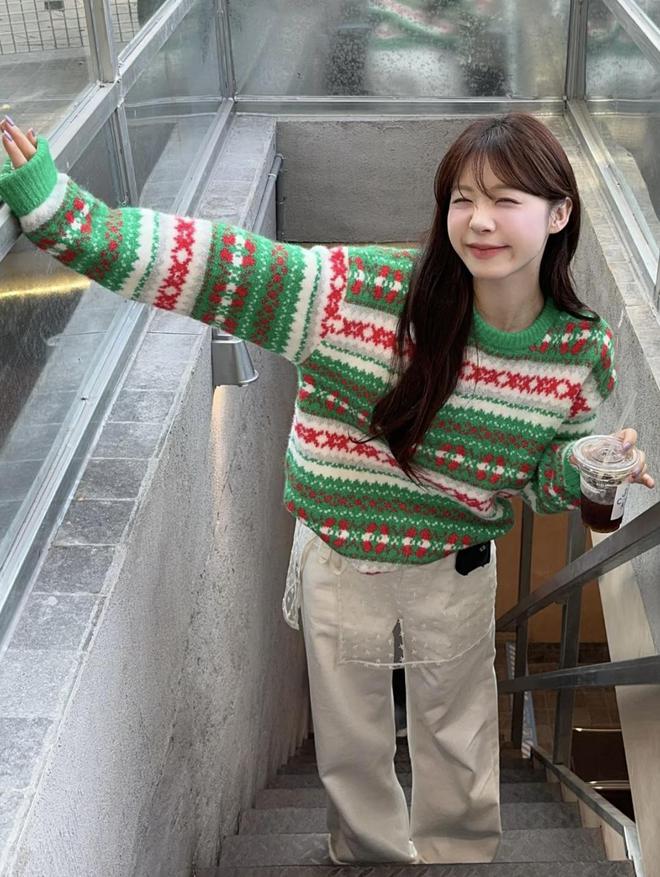 九游体育：把圣诞色系穿身上复古又有氛围感治愈系冬季穿搭get(图5)