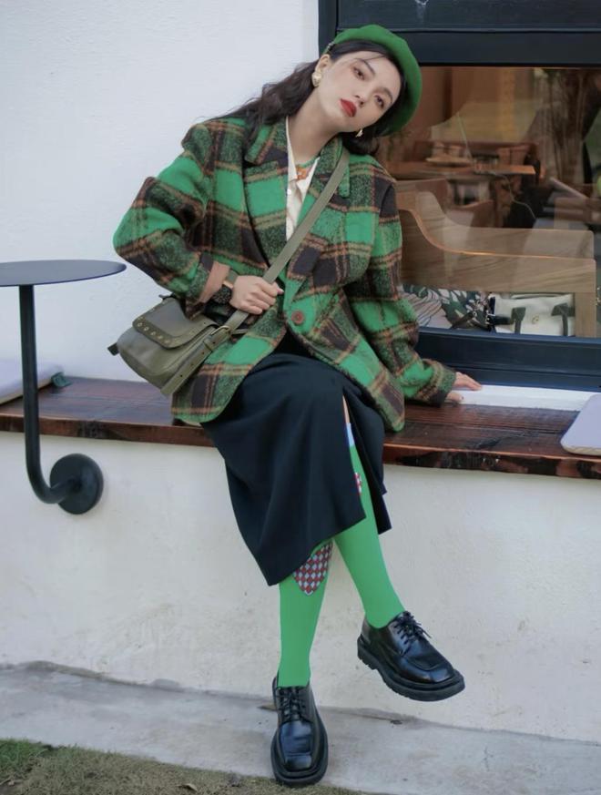 九游体育：把圣诞色系穿身上复古又有氛围感治愈系冬季穿搭get(图7)