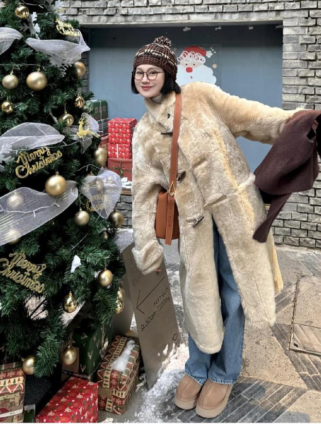 九游体育：把圣诞色系穿身上复古又有氛围感治愈系冬季穿搭get(图8)