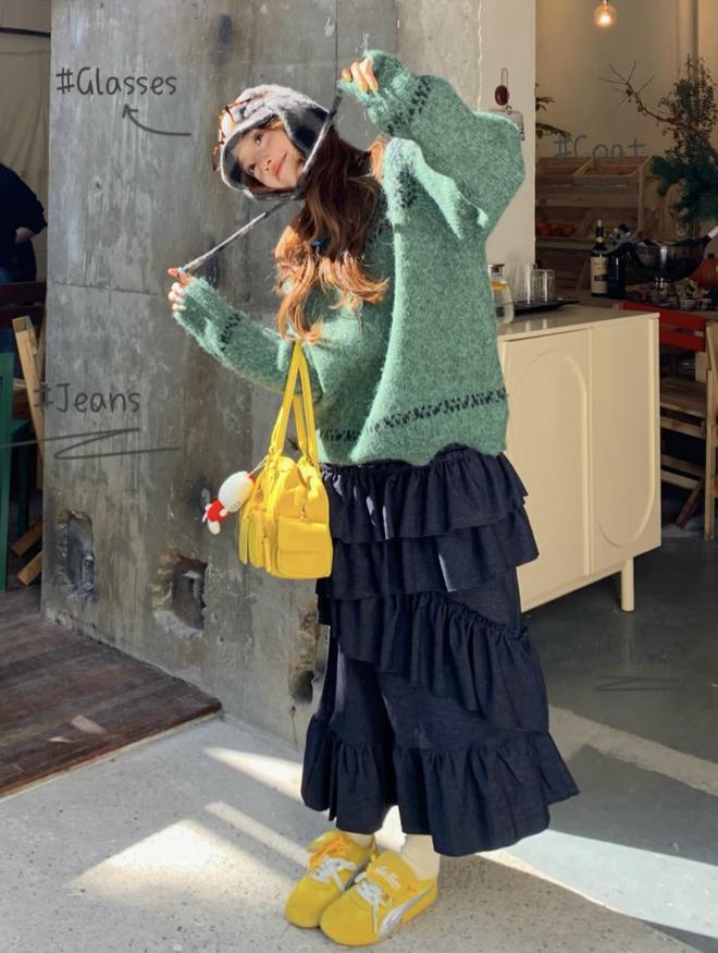 九游体育：把圣诞色系穿身上复古又有氛围感治愈系冬季穿搭get(图6)