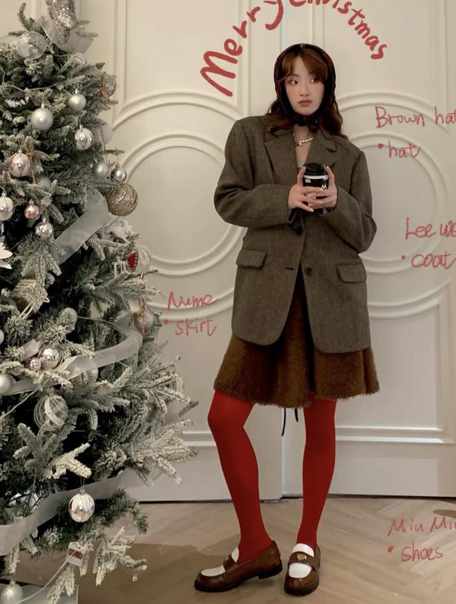 九游体育：把圣诞色系穿身上复古又有氛围感治愈系冬季穿搭get(图11)