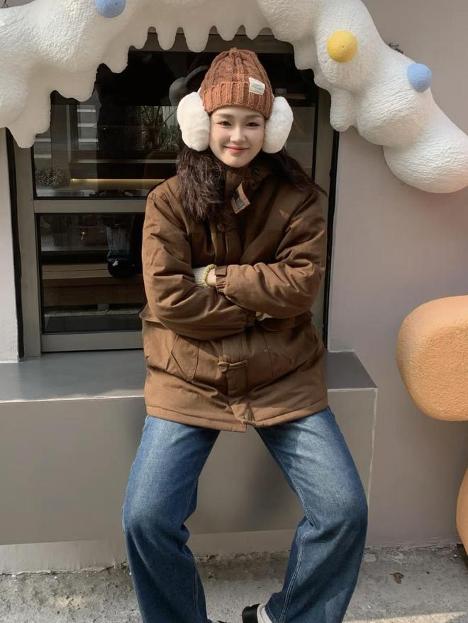 九游体育：把圣诞色系穿身上复古又有氛围感治愈系冬季穿搭get(图9)