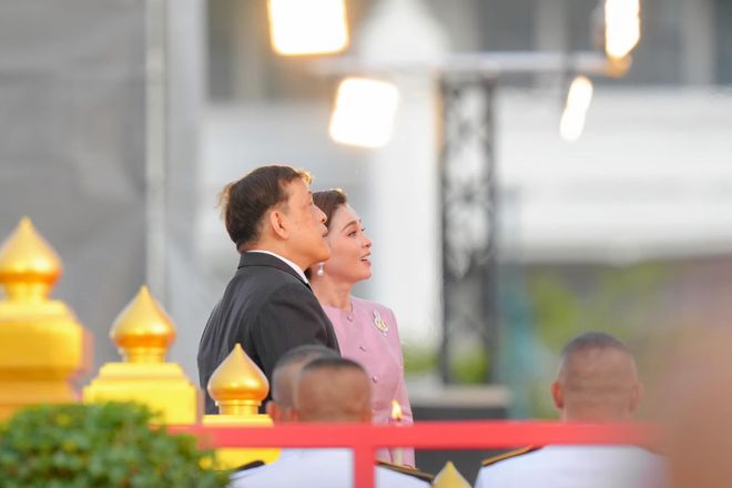 九游体育网站：72岁泰王跪拜中国高僧走台阶需辅助45岁苏提达“踩针”仍灵活(图5)