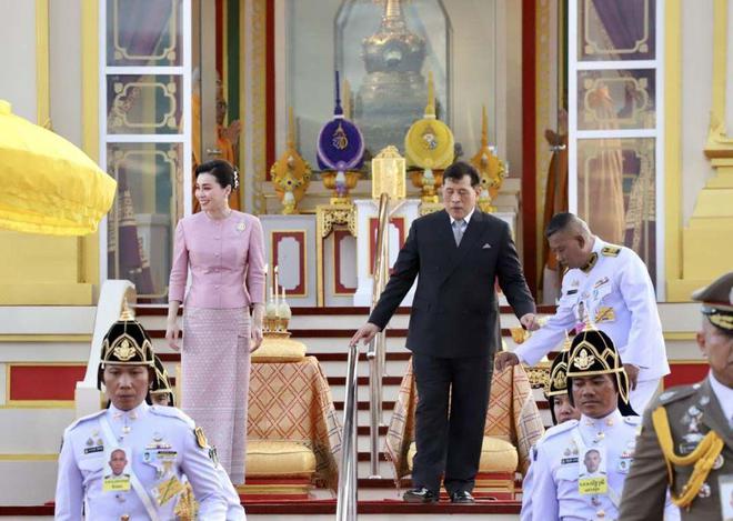 九游体育网站：72岁泰王跪拜中国高僧走台阶需辅助45岁苏提达“踩针”仍灵活(图4)