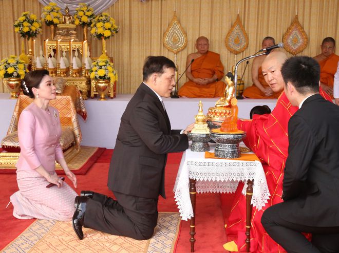 九游体育网站：72岁泰王跪拜中国高僧走台阶需辅助45岁苏提达“踩针”仍灵活(图3)