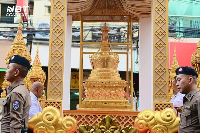 九游体育网站：72岁泰王跪拜中国高僧走台阶需辅助45岁苏提达“踩针”仍灵活(图1)