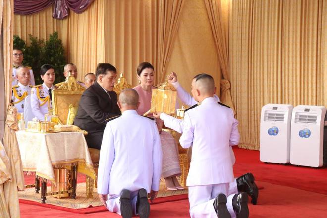 九游体育网站：72岁泰王跪拜中国高僧走台阶需辅助45岁苏提达“踩针”仍灵活(图6)