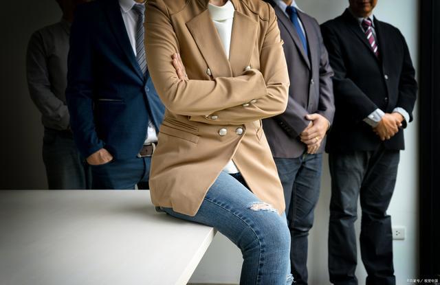 九游体育：男士潮流必备西装搭配新风尚(图3)