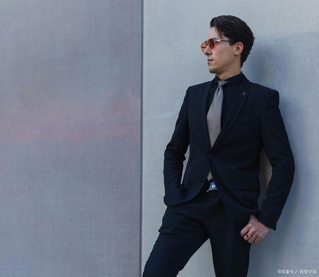 九游体育：男士潮流必备西装搭配新风尚(图1)
