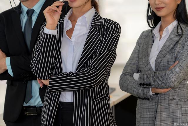 九游体育：男士潮流必备西装搭配新风尚(图2)