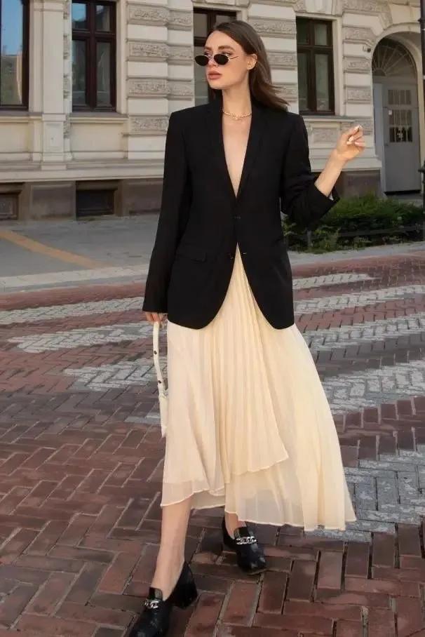 今年秋天“西装+裙子”又火了这样穿最时髦(图1)