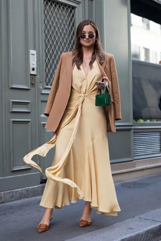 今年秋天“西装+裙子”又火了这样穿最时髦(图10)