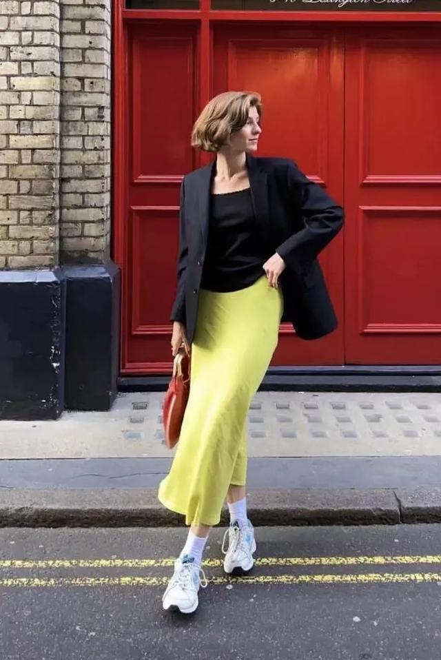 今年秋天“西装+裙子”又火了这样穿最时髦(图9)