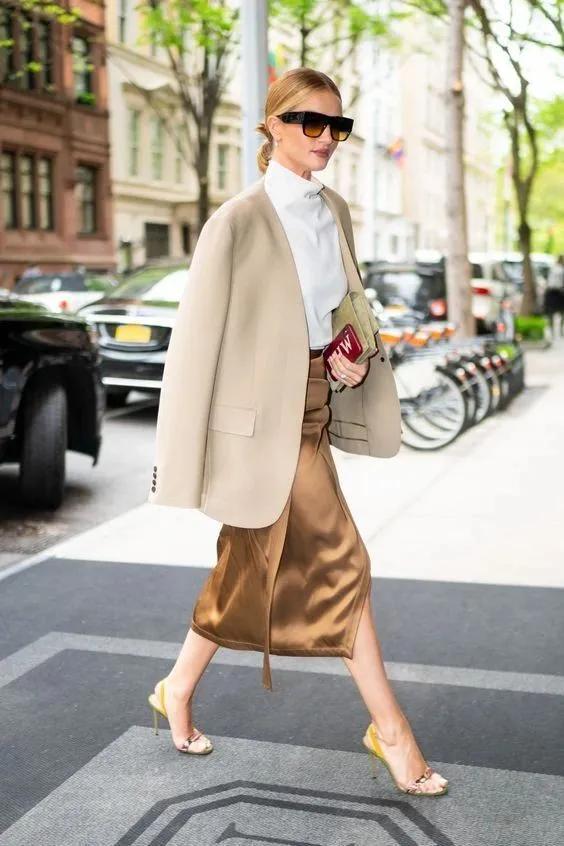 今年秋天“西装+裙子”又火了这样穿最时髦(图8)