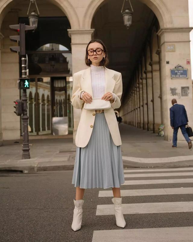 今年秋天“西装+裙子”又火了这样穿最时髦(图6)