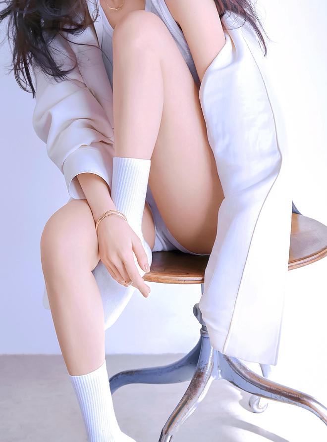 杨幂大片美出新高度!纯白长裙配西装优雅高贵又不失俏皮灵动(图5)