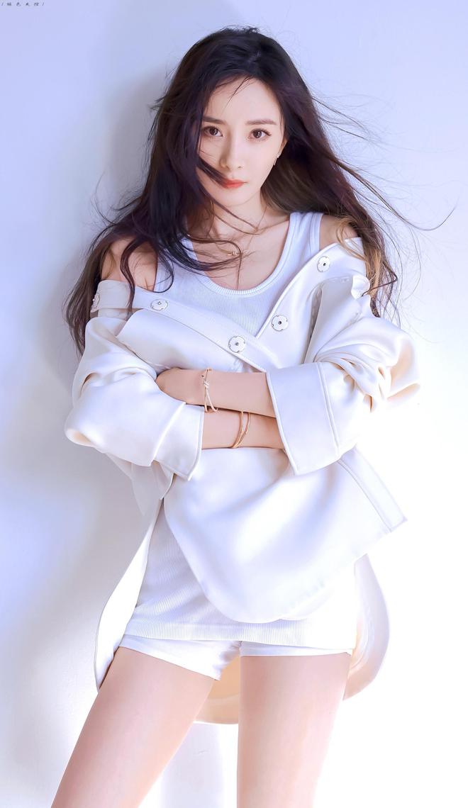 杨幂大片美出新高度!纯白长裙配西装优雅高贵又不失俏皮灵动(图1)