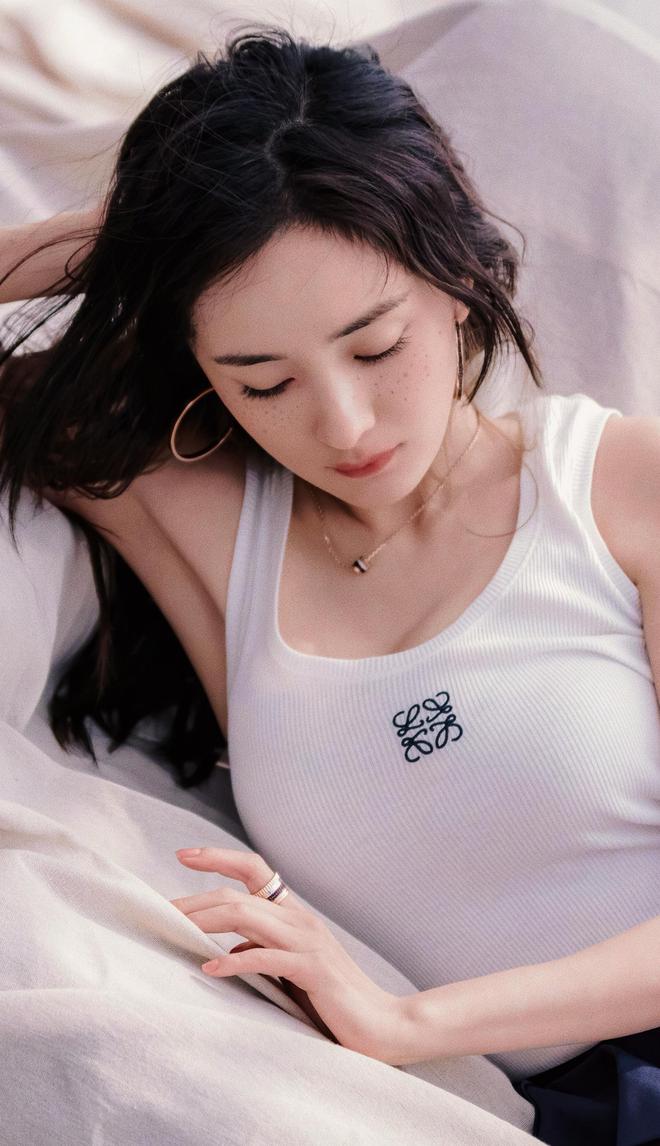 杨幂大片美出新高度!纯白长裙配西装优雅高贵又不失俏皮灵动(图7)