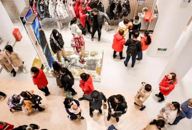 九游体育：2024中国服装新龙头：市值破400亿已将衣服卖到欧美日韩市场(图1)