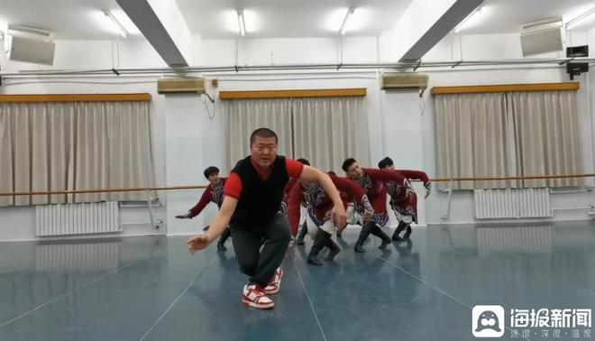 人间·溯光2024①｜56岁跳舞出圈的“网红院长”：会和学生一直“奔腾”在舞台上(图3)