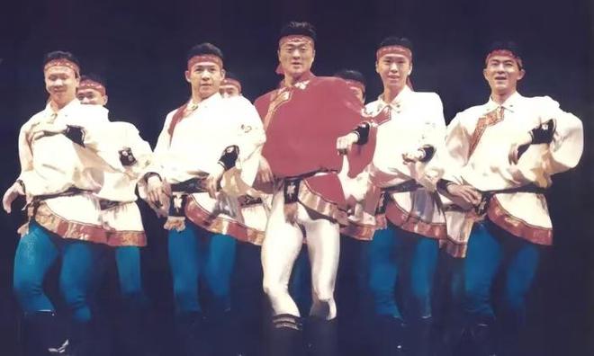 人间·溯光2024①｜56岁跳舞出圈的“网红院长”：会和学生一直“奔腾”在舞台上(图4)