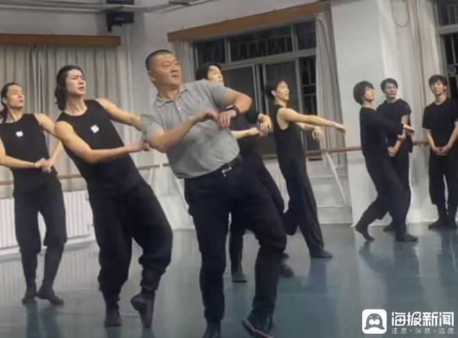 人间·溯光2024①｜56岁跳舞出圈的“网红院长”：会和学生一直“奔腾”在舞台上(图1)