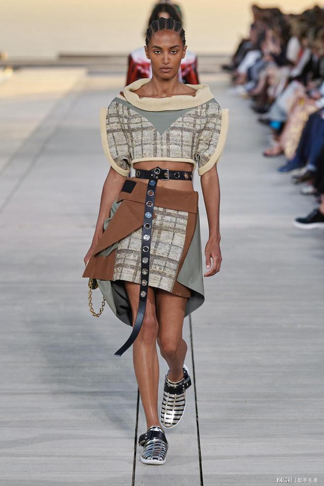 九游体育网站：LV（路易威登）冬季新款在2024年冬季推出了多款新品(图1)