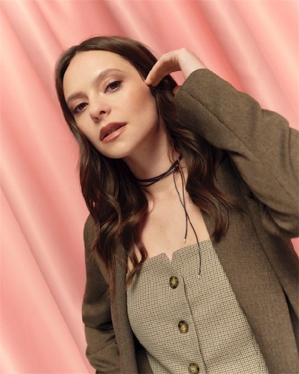 iBLUES2024秋冬系列：复古风格新演绎优雅与不羁并存(图4)