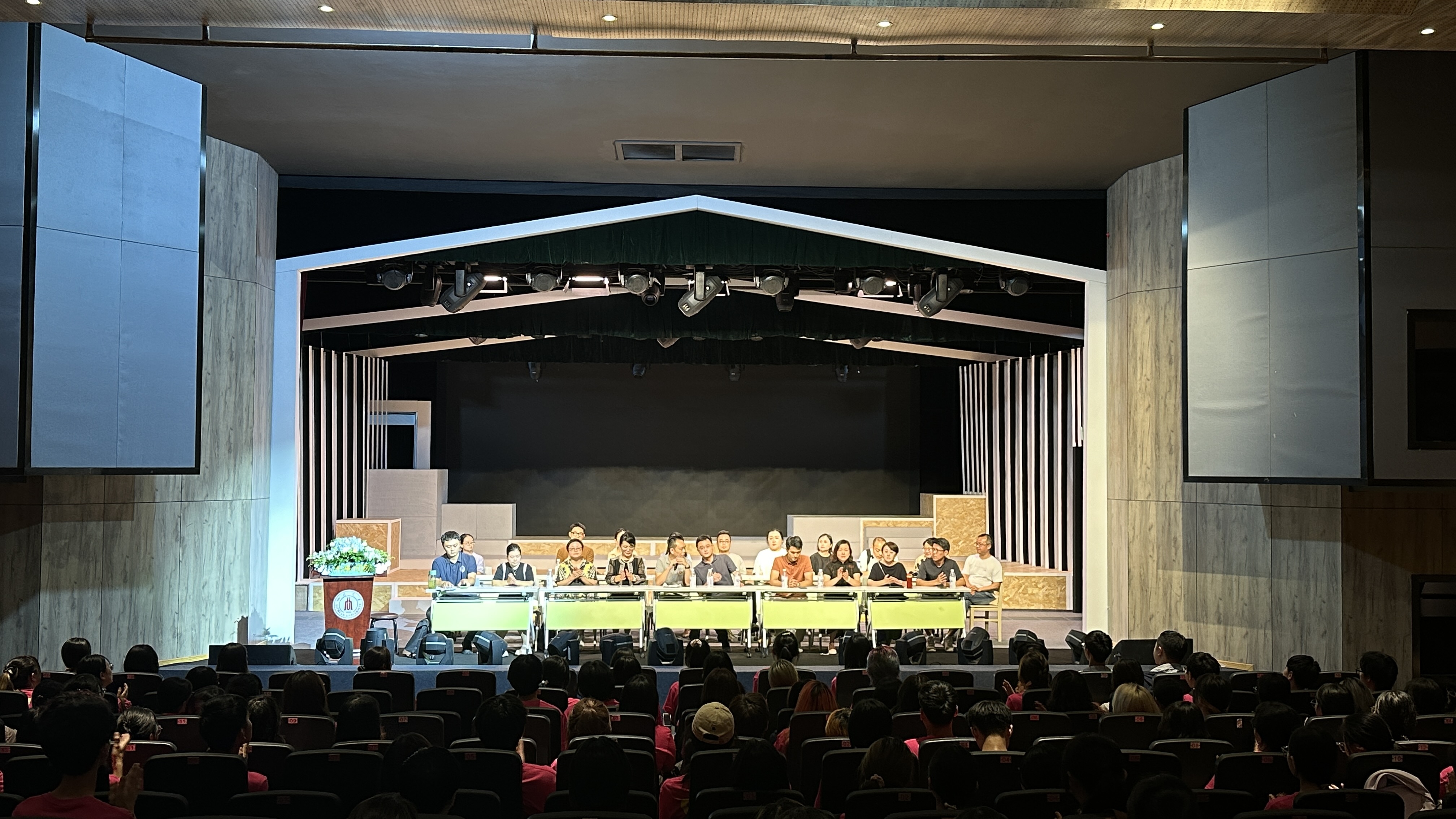 九游体育：服装与服饰设计系参加设计学2024级本科新生开学典礼暨师生见面会(图2)