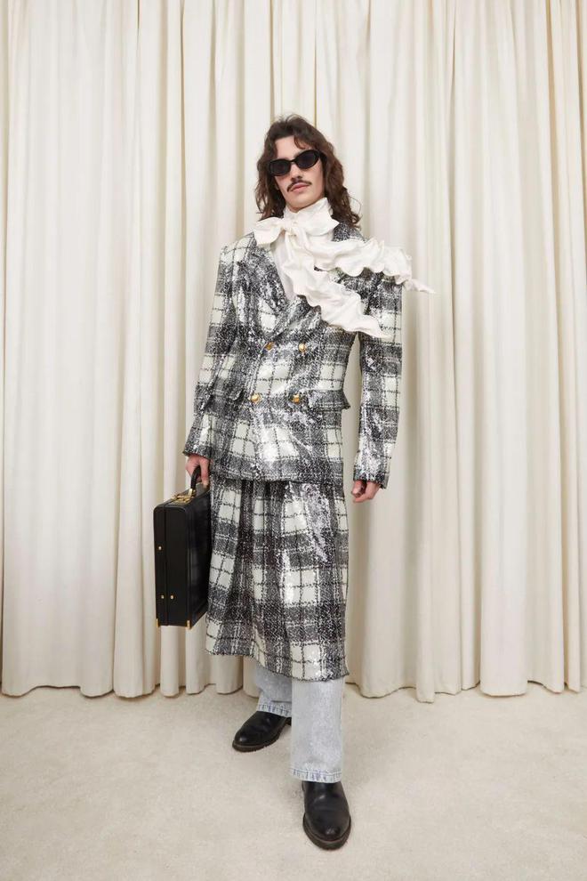 九游体育：TannerFletcher2024秋冬系列格纹图案的直线线条(图1)