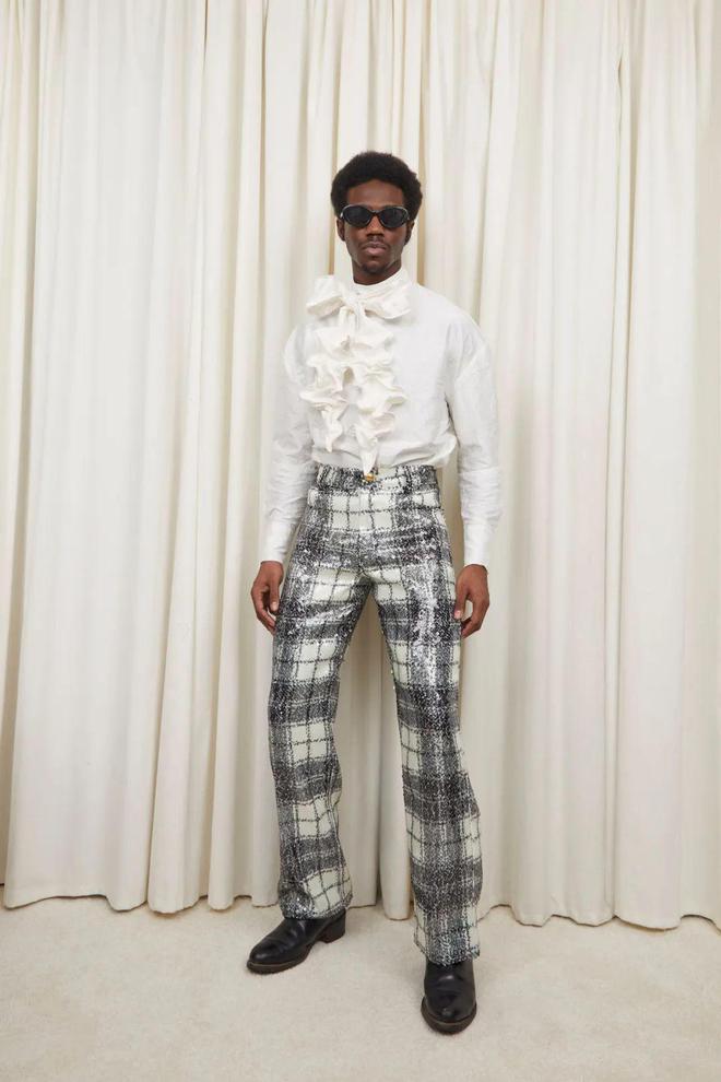 九游体育：TannerFletcher2024秋冬系列格纹图案的直线线条(图5)