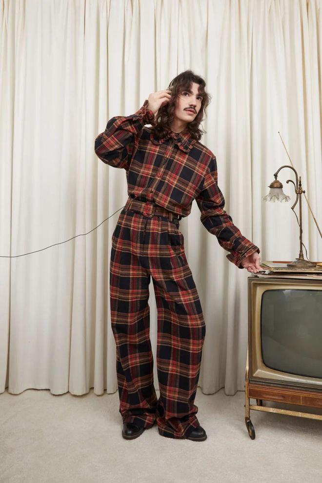 九游体育：TannerFletcher2024秋冬系列格纹图案的直线线条(图18)