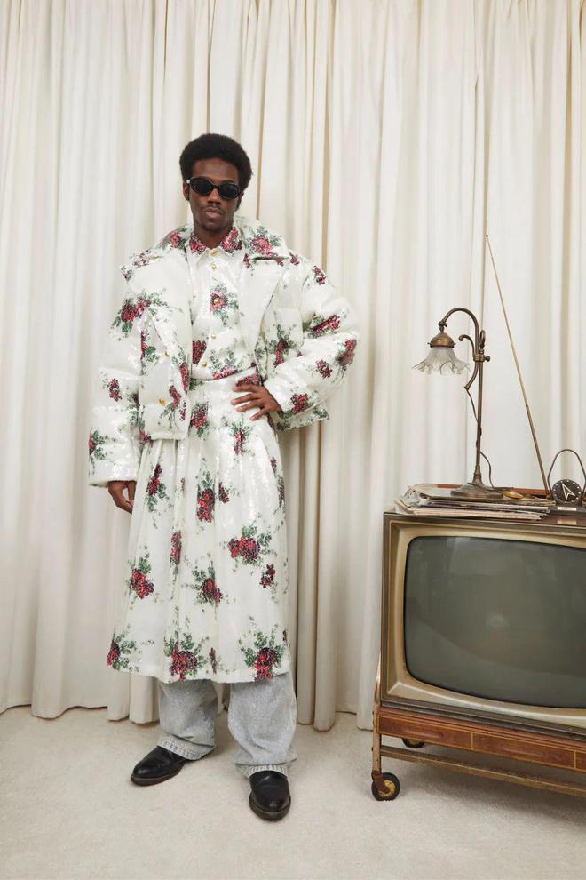 九游体育：TannerFletcher2024秋冬系列格纹图案的直线线条(图14)