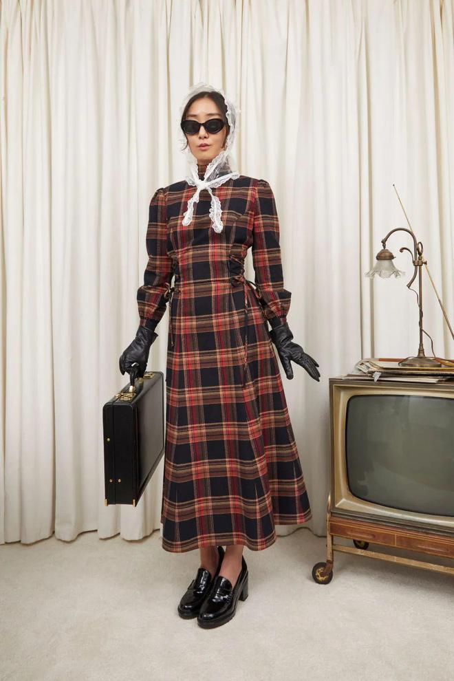 九游体育：TannerFletcher2024秋冬系列格纹图案的直线线条(图17)