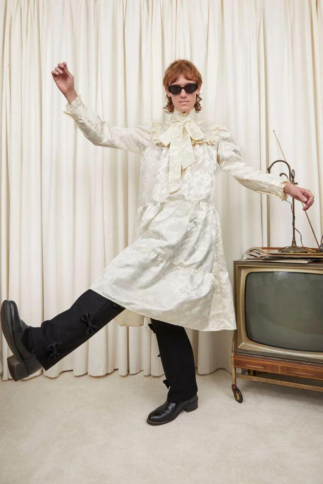 九游体育：TannerFletcher2024秋冬系列格纹图案的直线线条(图21)