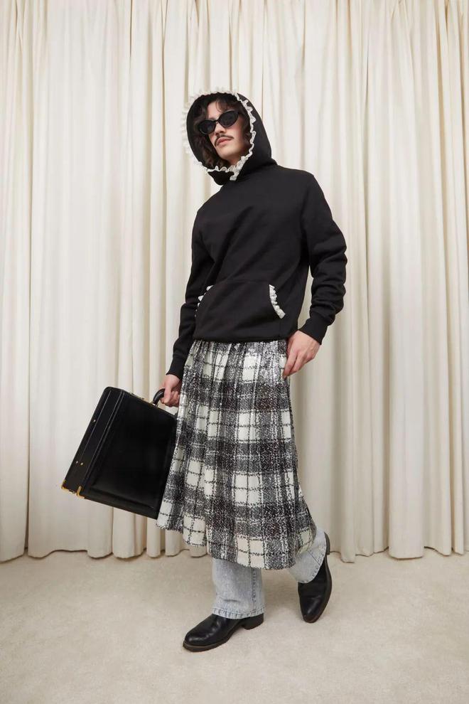 九游体育：TannerFletcher2024秋冬系列格纹图案的直线线条(图32)