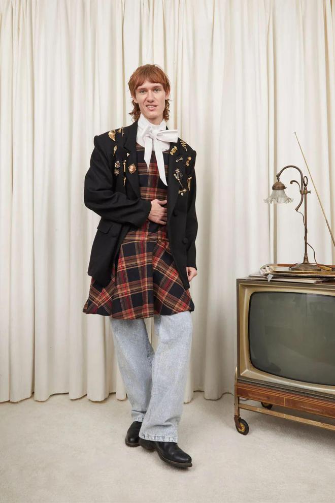 九游体育：TannerFletcher2024秋冬系列格纹图案的直线线条(图33)