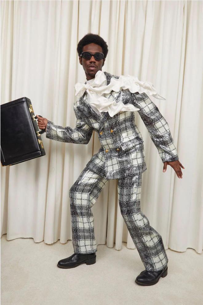 九游体育：TannerFletcher2024秋冬系列格纹图案的直线线条(图28)