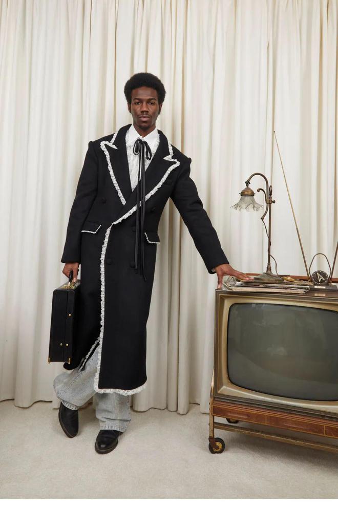 九游体育：TannerFletcher2024秋冬系列格纹图案的直线线条(图34)