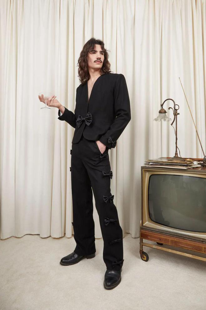 九游体育：TannerFletcher2024秋冬系列格纹图案的直线线条(图36)