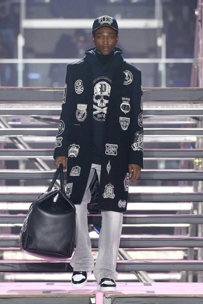 九游体育网站：PhilippPlein2024秋冬系列休闲利落暗黑简约(图2)