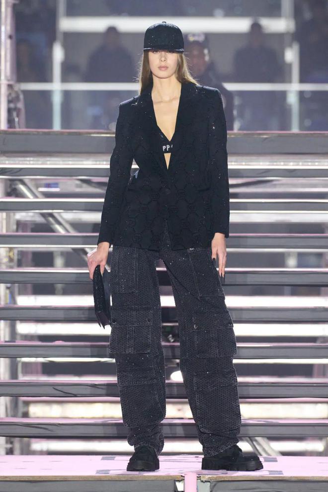 九游体育网站：PhilippPlein2024秋冬系列休闲利落暗黑简约(图1)