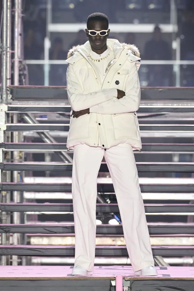 九游体育网站：PhilippPlein2024秋冬系列休闲利落暗黑简约(图9)