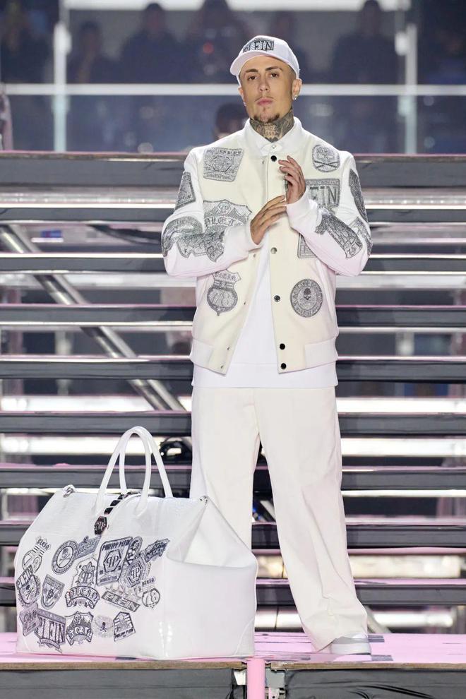 九游体育网站：PhilippPlein2024秋冬系列休闲利落暗黑简约(图8)